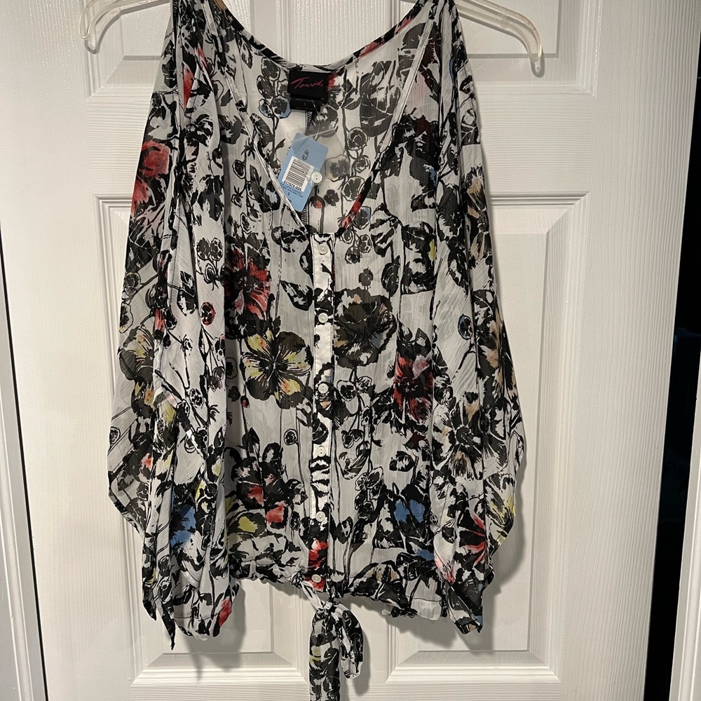 Torrid. Size 3 blouse with open slit arms.
